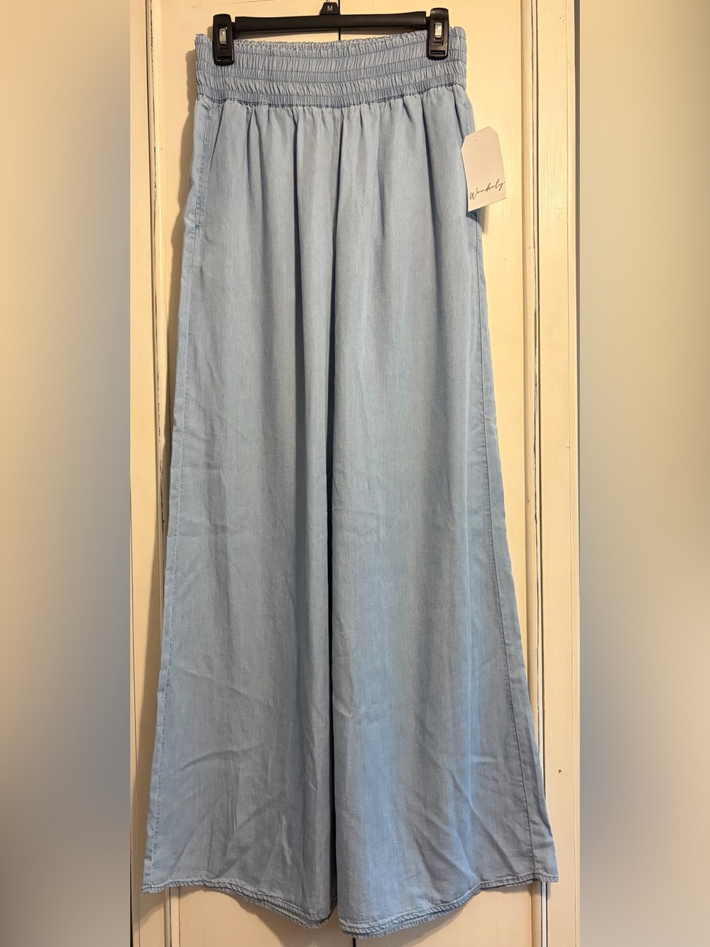 Wonderly NWT Light Blue Wide-Leg Denim Pants with pockets, size small